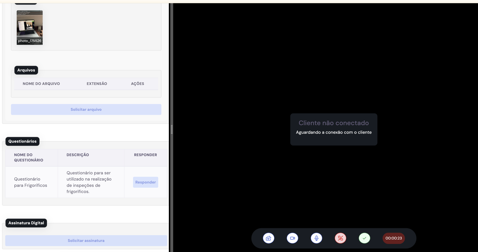 Sala da inspeção remota com os painéis de Arquivos, Questionários com botão Responder e Assinatura Digital, ao lado do painel de vídeo