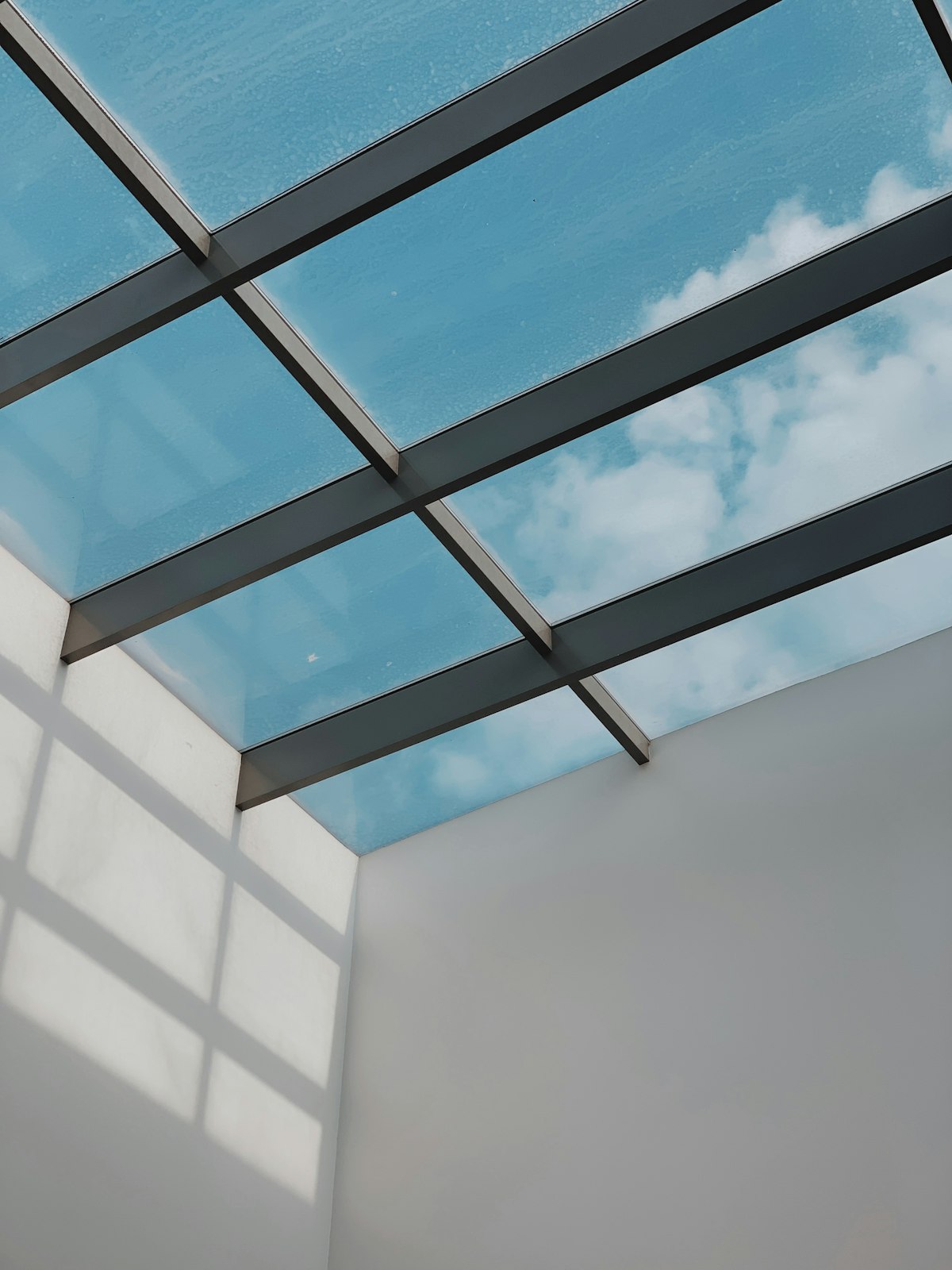 Vidro transparente revelando céu azul ao fundo, sem distorção