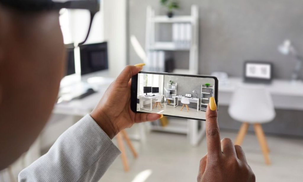 Processo de vistoria remota de imóveis realizado com smartphone.